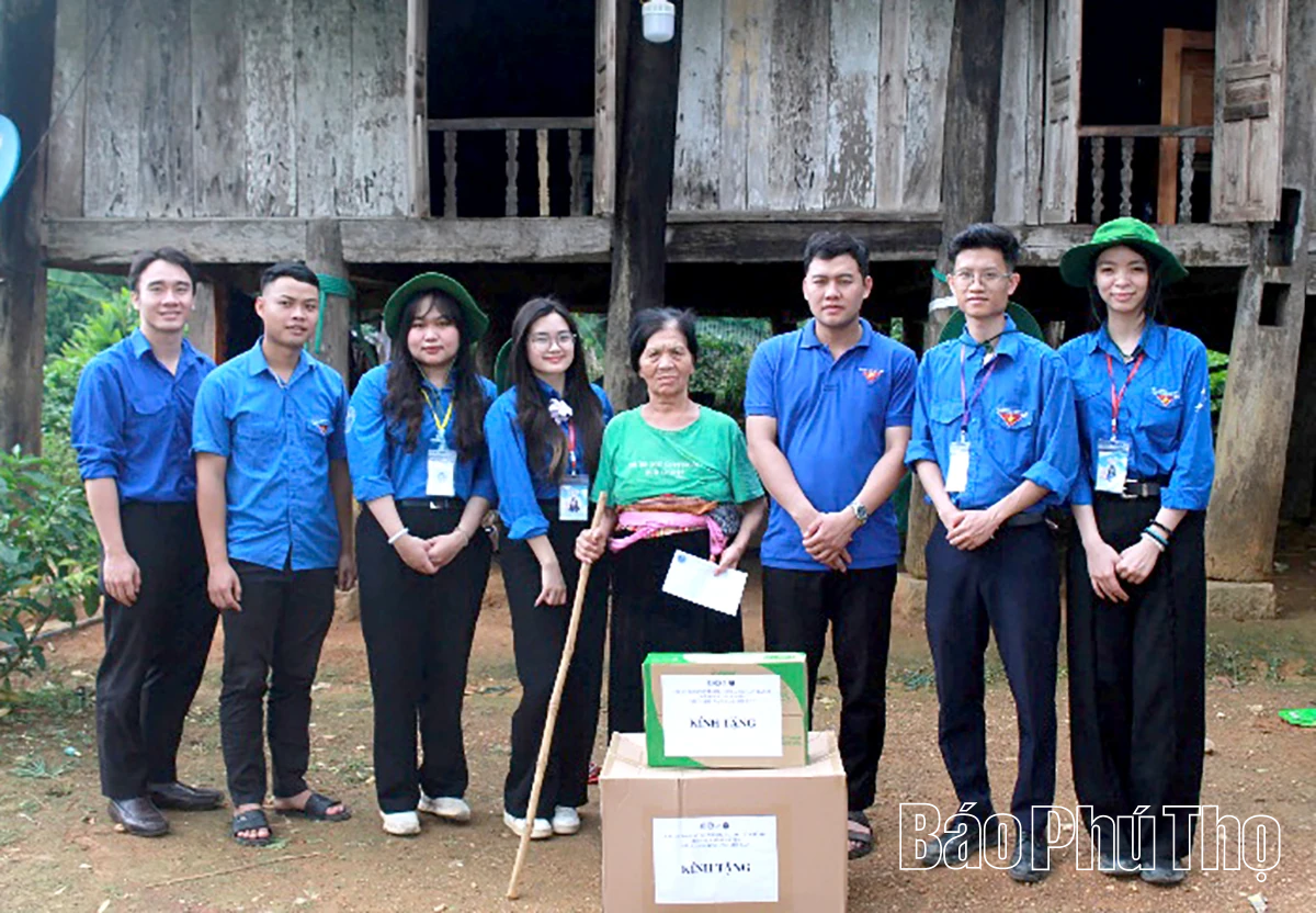 Sinh viên Đại học Luật Hà Nội về Phú Thọ tình nguyện giúp đỡ người dân BTC chiến dịch tặng quà các hộ gia đình chính sách khó khăn, người có công với cách mạng (Ảnh: BTC)