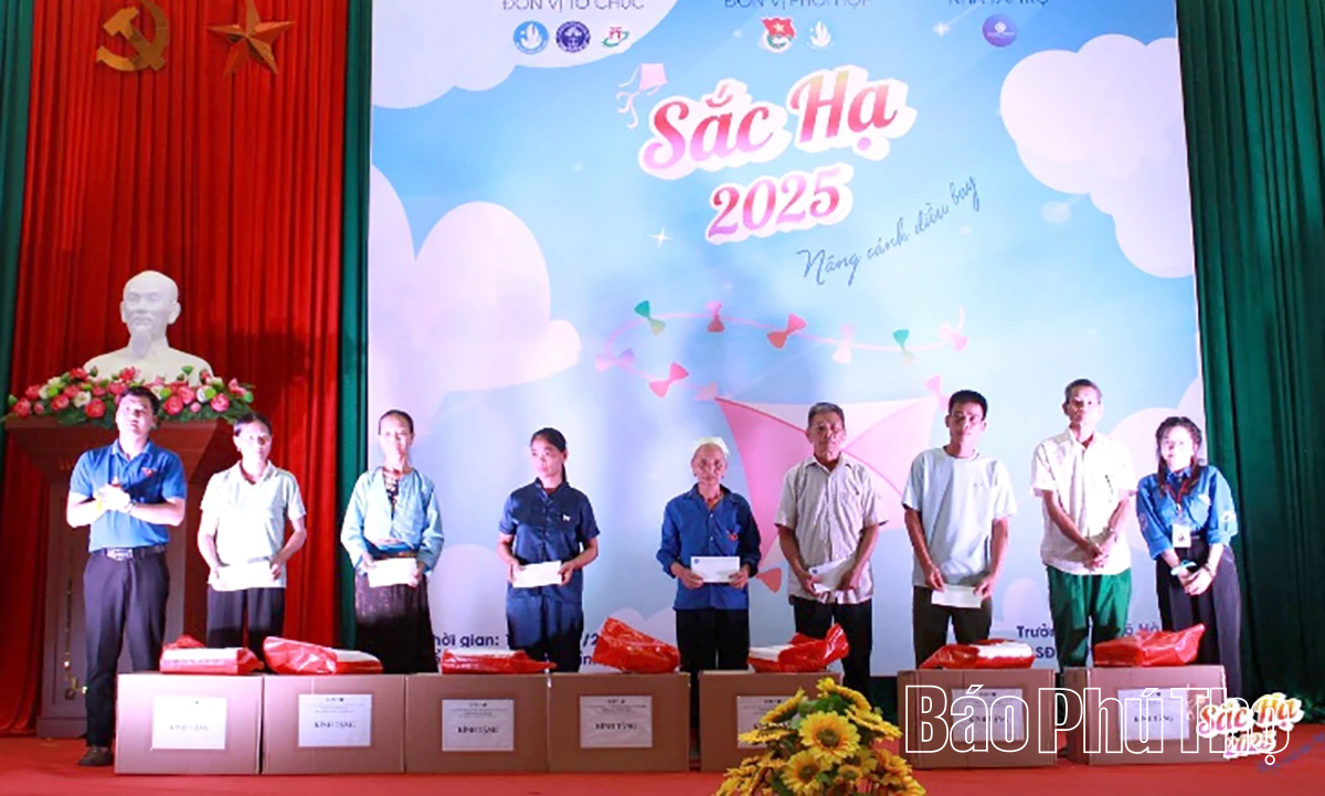 Sinh viên Đại học Luật Hà Nội về Phú Thọ tình nguyện giúp đỡ người dân BTC chiến dịch tặng quà các hộ gia đình chính sách khó khăn, người có công với cách mạng (Ảnh: BTC)