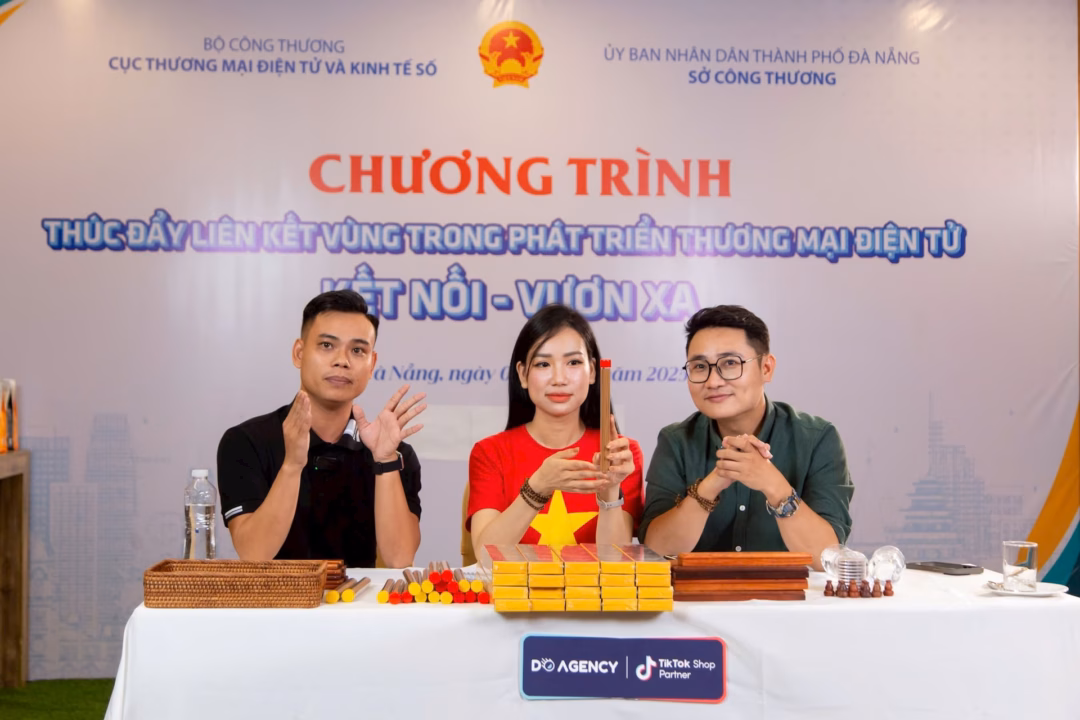 Hoạt động livestream trong chương trình Thúc đẩy liên kết vùng trong phát triển thương mại điện tử diễn ra tại Đà Nẵng. Ảnh: V. HOÀNG - X. DŨNG