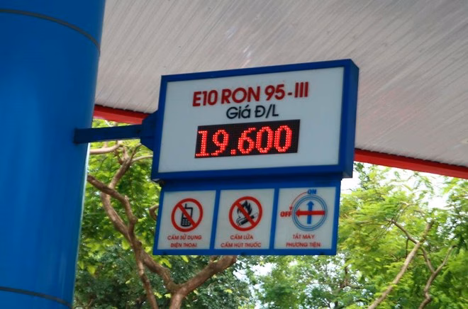 Giá bán lẻ xăng E10 RON95 mở bán thí điểm ngày đầu tiên (1.8.2025) là 19.600 đồng/lít. Ảnh: Tuyết Lan