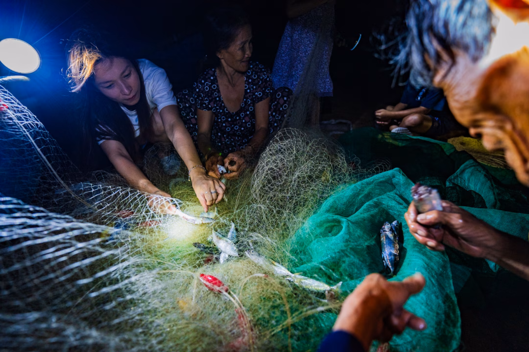 Về Quảng Ngãi, trải nghiệm “sống như dân biển” ở làng Gò Cỏ Kỷ niệm đặc biệt với gia đình từ Hà Nội là những lần cùng cô Đi chủ homestay đón chú Binh đi đánh cá trở về rồi mang cá ra chợ bán. Tham gia các hoạt động thường ngày của người dân làng chài khiến anh Nhật cảm giác mình cũng là thành viên trong nhà.
