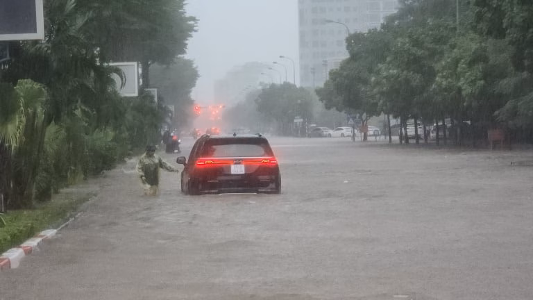Bắc Ninh muốn mua Đỗ Hùng Dũng với giá 15 tỷ, M.U giữ chân Kobbie Mainoo Hàng loạt ô tô 'chết đuối' nằm la liệt trên đường phố Hà Nội sau trận mưa kinh hoàng