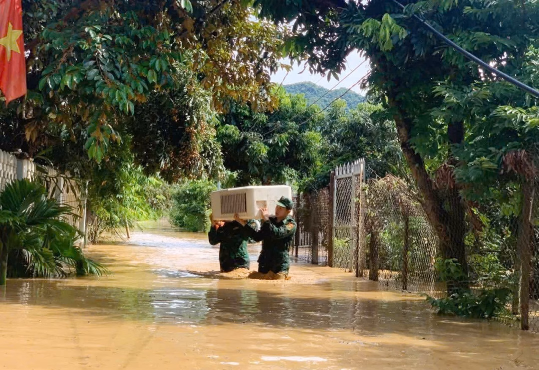 Bộ đội Sơn La dốc sức hỗ trợ người dân vùng lũ di dời tài sản, khắc phục thiên tai