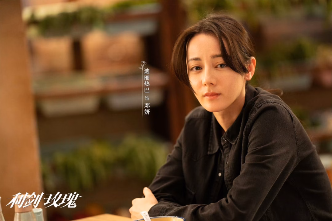 Địch Lệ Nhiệt Ba gây tiếc nuối trong phim Lợi Kiếm Hoa Hồng Địch Lệ Nhiệt Ba gây tranh cãi khi tái xuất, rating Lợi Kiếm Hoa Hồng lao dốc - Ảnh 2