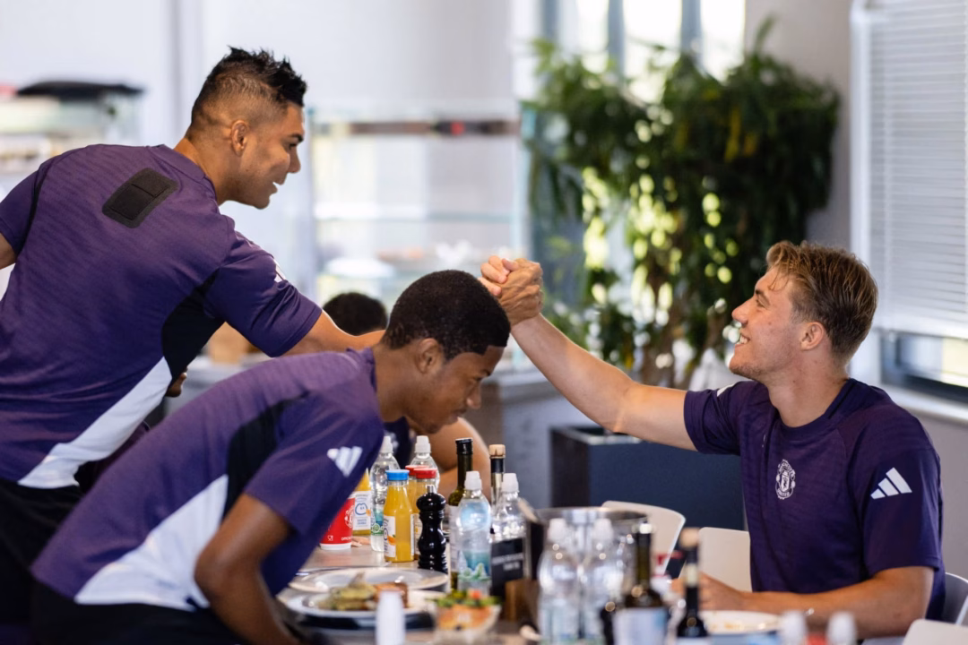 HLV Ruben Amorim: Muốn tạo kỷ nguyên mới cho MU như Sir Alex Ferguson Các cầu thủ MU được chấn chỉnh để chờ nhau ăn xong rồi mới ra về