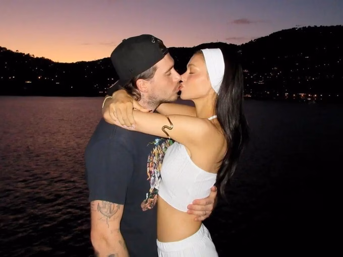 Mối quan hệ rạn nứt giữa gia đình Beckham và con dâu Nicola Peltz Victoria và David Beckham chụp ảnh cùng ba con (Romeo, Cruz, Harper) trong sinh nhật David hồi tháng 5. Con trai cả Brooklyn và con dâu không góp mặt. Ảnh: Instagram Victoria Beckham
