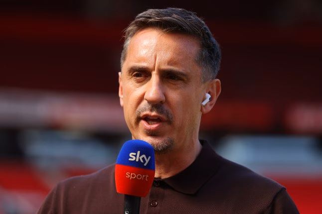 Ảnh bài viết Thua Chelsea, Gary Neville chỉ ra cầu thủ Liverpool khiến Arne Slot "nóng mặt"