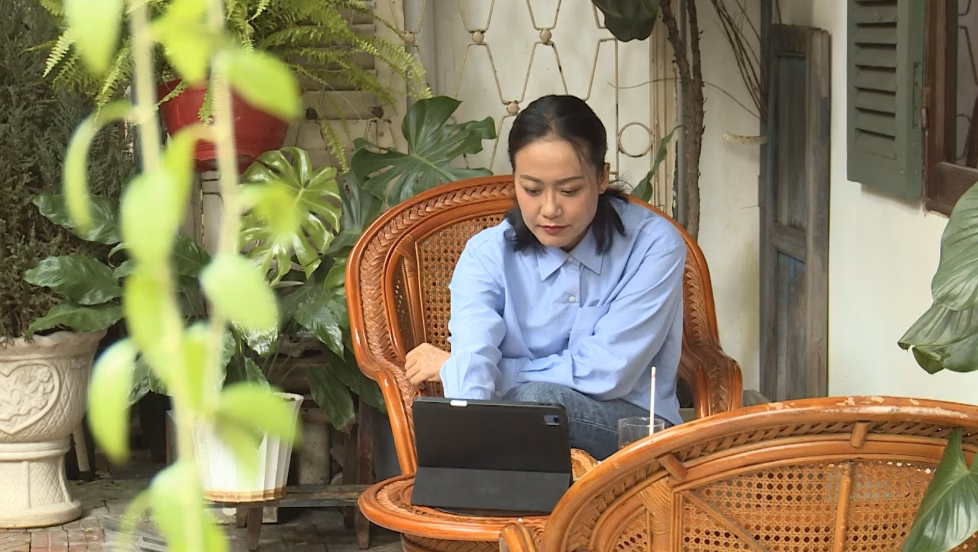 Diễn viên Hồng Ánh xem lại thước phim “Trái tim bé bỏng”.