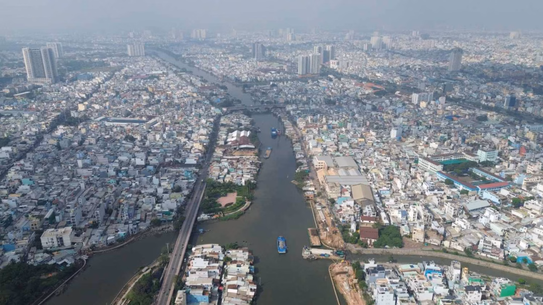 D&atilde;y nh&agrave; ven bờ Bắc k&ecirc;nh Đ&ocirc;i sau khi giải tỏa