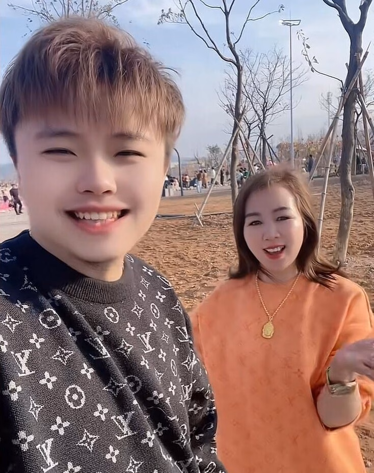 Khoảnh khắc giao đồ ăn cho Ho&agrave;ng Ai Phần