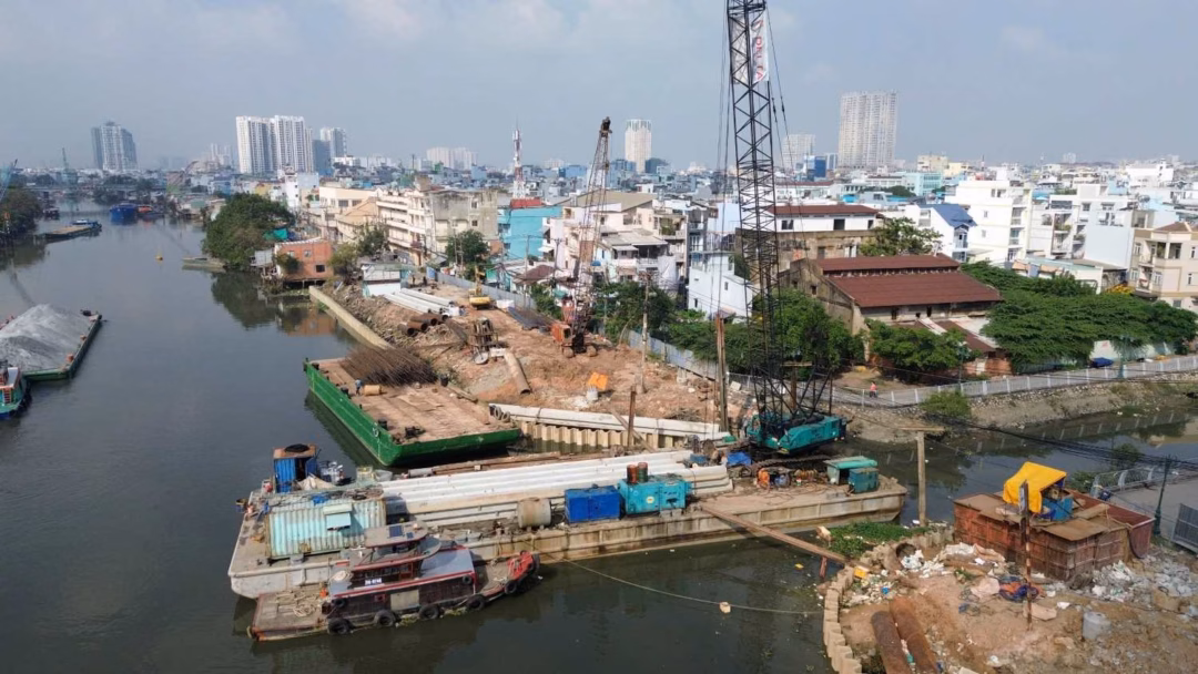 Thi c&ocirc;ng bờ k&egrave; b&ecirc; t&ocirc;ng tại khu đ&atilde; giải tỏa