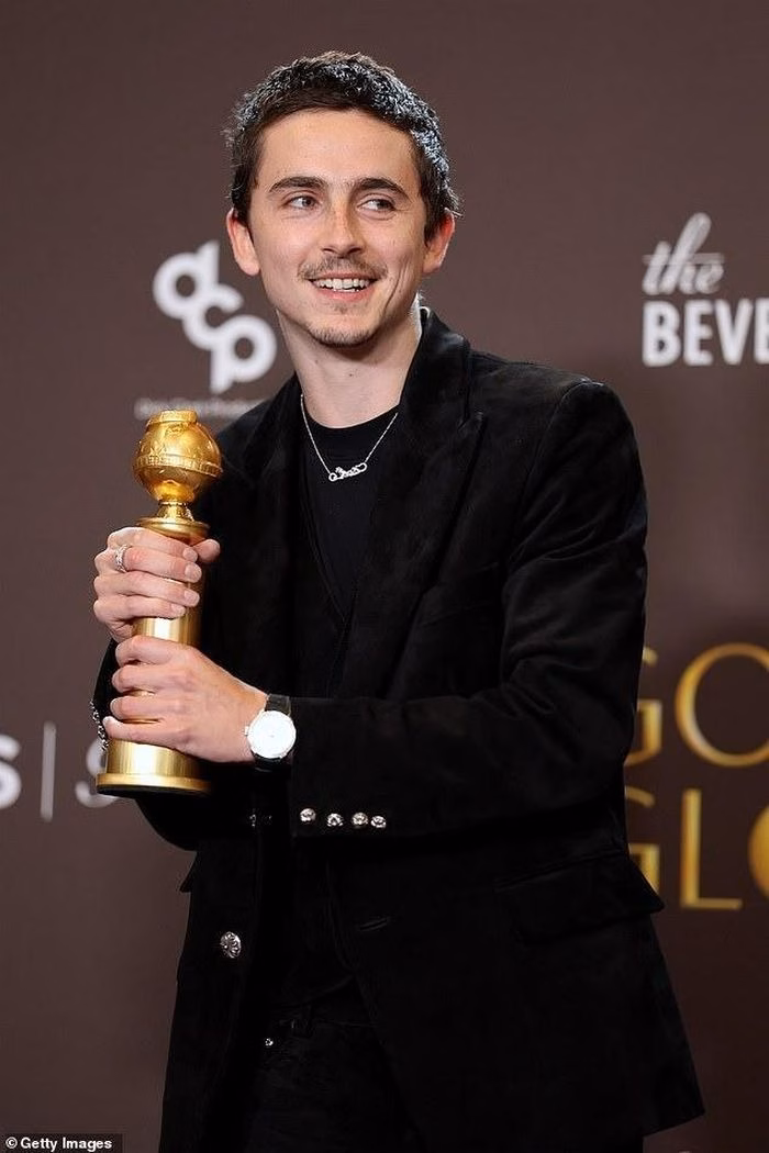 Timoth&eacute;e Chalamet nhận giải Quả cầu v&agrave;ng 2026