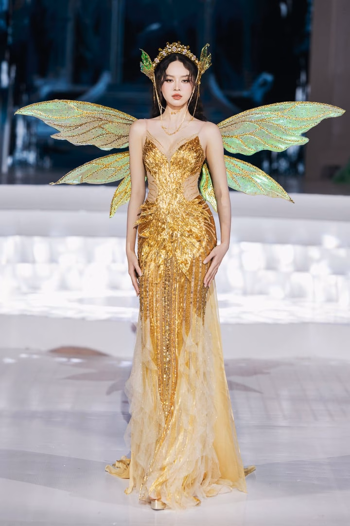 Hoa hậu Thanh Thủy trong show thời trang của Lê Ngọc Lâm