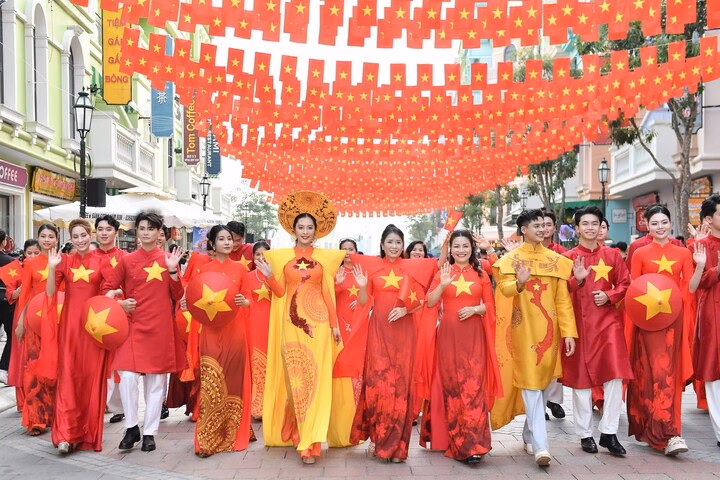 BST Áo dài 'Hình chữ S' như một sự tri ân lịch sử của người trẻ hiện nay.