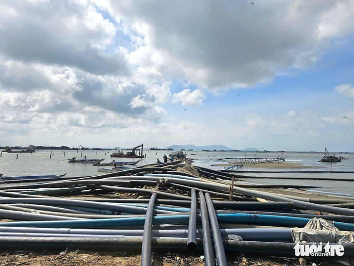 Nhiều tàu thuyền, thiết bị được huy động để phát triển dự án khu đô thị du lịch lấn biển tại Cần Giờ