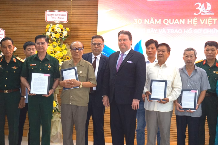 Đại sứ Mỹ tại Việt Nam trao trả hồ sơ
