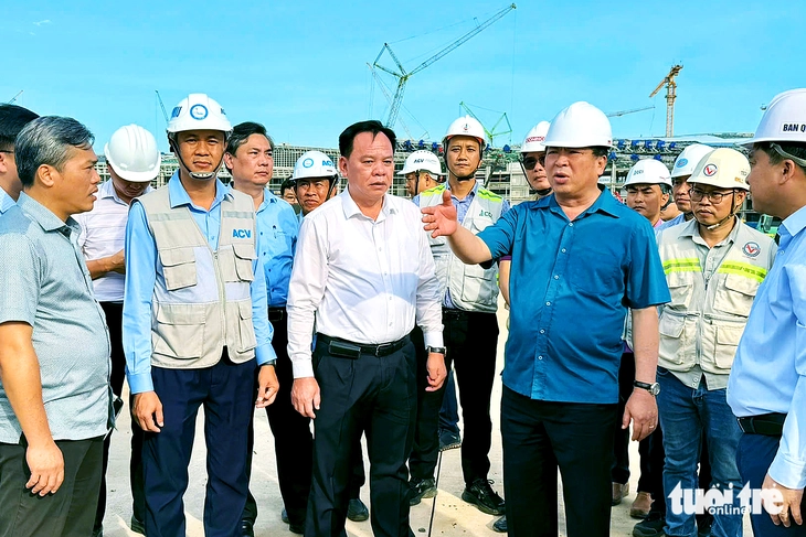 Bộ trưởng Bộ Xây dựng Trần Hồng Minh kiểm tra tiến độ sân bay Long Thành Bộ trưởng Bộ Xây dựng Trần Hồng Minh kiểm tra tiến độ sân bay Long Thành
