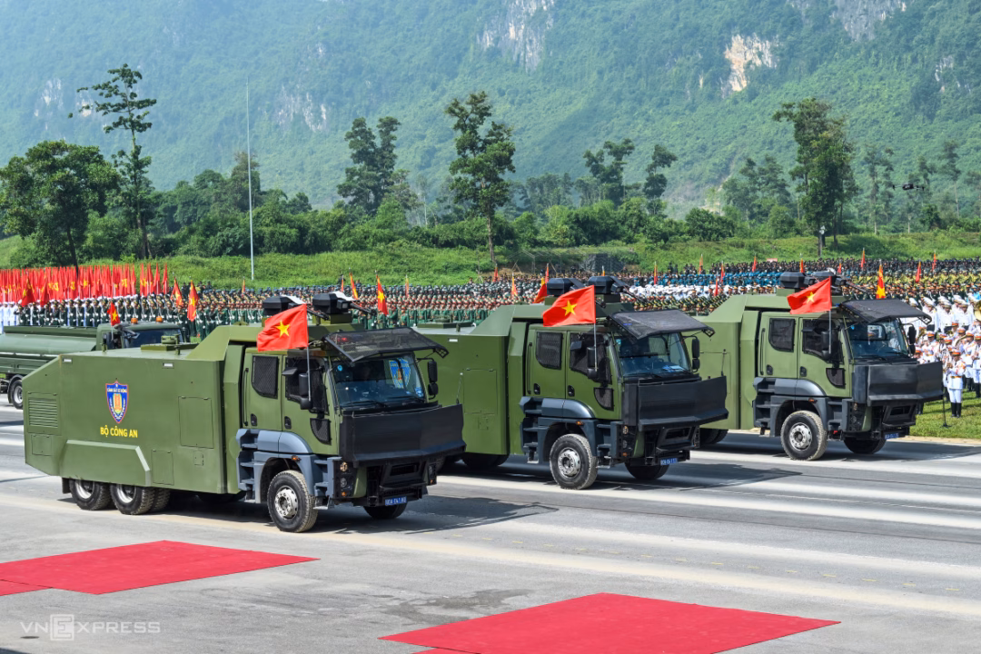 Công an Việt Nam tập huấn với xe bọc thép chống đạn đặc nhiệm Khối xe đặc chủng chống bạo loạn, giải tán đám đông và chữa cháy.