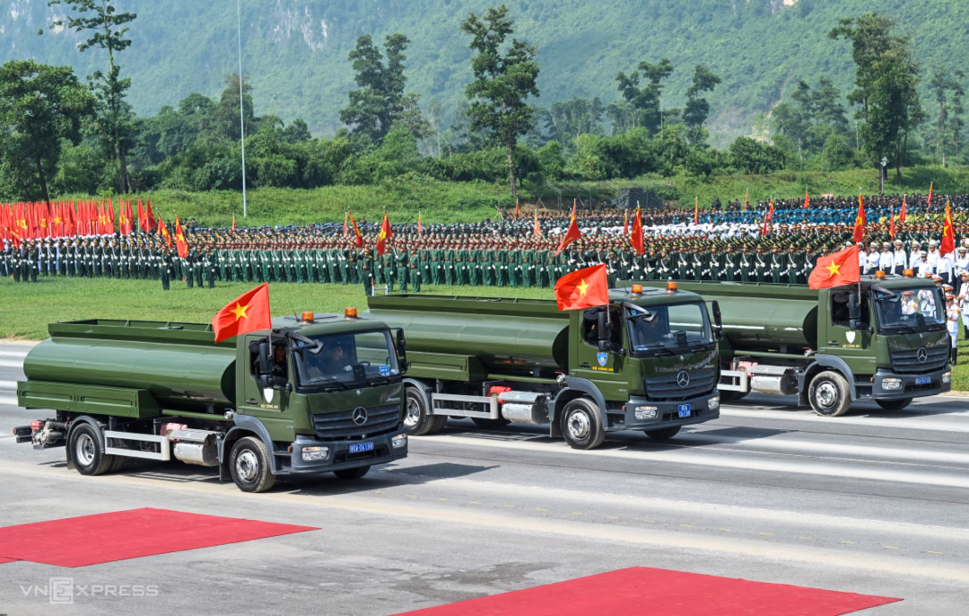 Công an Việt Nam tập huấn với xe bọc thép chống đạn đặc nhiệm Một số loại được trang bị hệ thống tự động gồm vòi phun nước áp lực lớn, tích hợp hệ thống trộn chất cay, phun sơn đánh dấu đối tượng…
