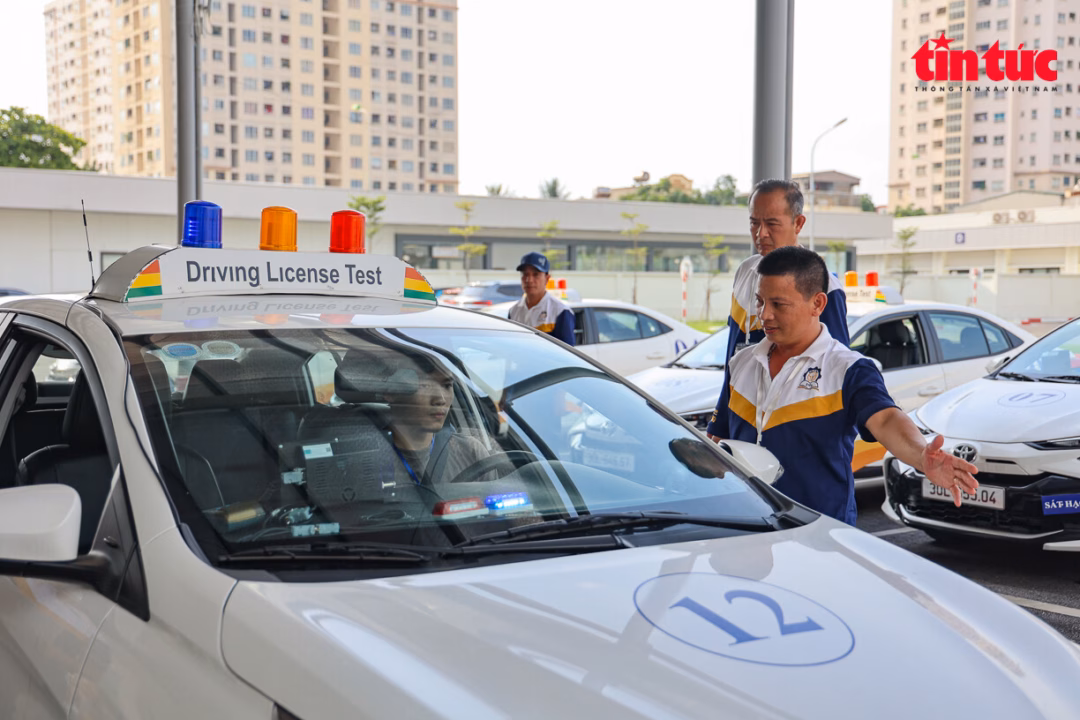 Phần thi sa hình trong kỳ thi sát hạch lái xe ô tô bao gồm 11 bài thi liên hoàn, được thiết kế để kiểm tra khả năng điều khiển xe, kỹ năng xử lý tình huống và tuân thủ luật giao thông của thí sinh.