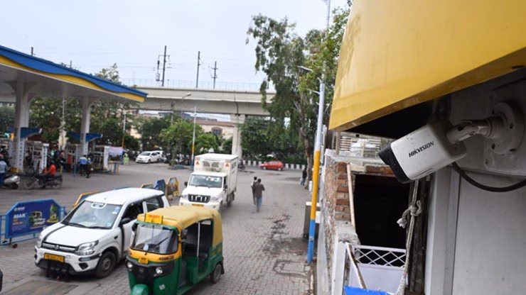 Hà Nội tính cấm xe máy xăng trong nội thành từ năm 2026 Thủ đô Delhi cấm bán nhiên liệu cho xe quá cũ (Ảnh: The Hindu).