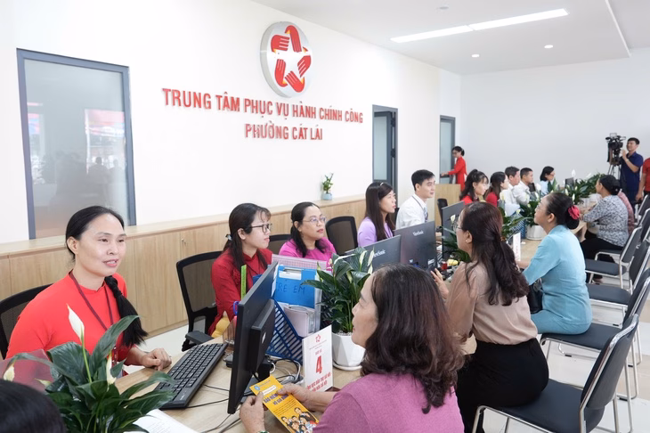 Người dân làm thủ tục hành chính tại Trung tâm phục vụ hành chính công phường Cát Lái