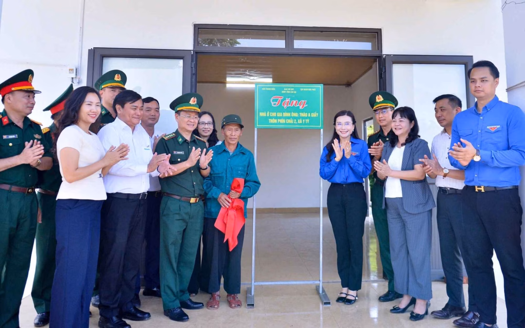 Bí thư T.Ư Đoàn Nguyễn Phạm Duy Trang cùng lãnh đạo các đơn vị Báo Thanh Niên, Bộ đội biên phòng tỉnh Lào Cai, HĐND tỉnh Lào Cai và Tập đoàn Hòa Phát bàn giao nhà cho ông Thào A Giấy
