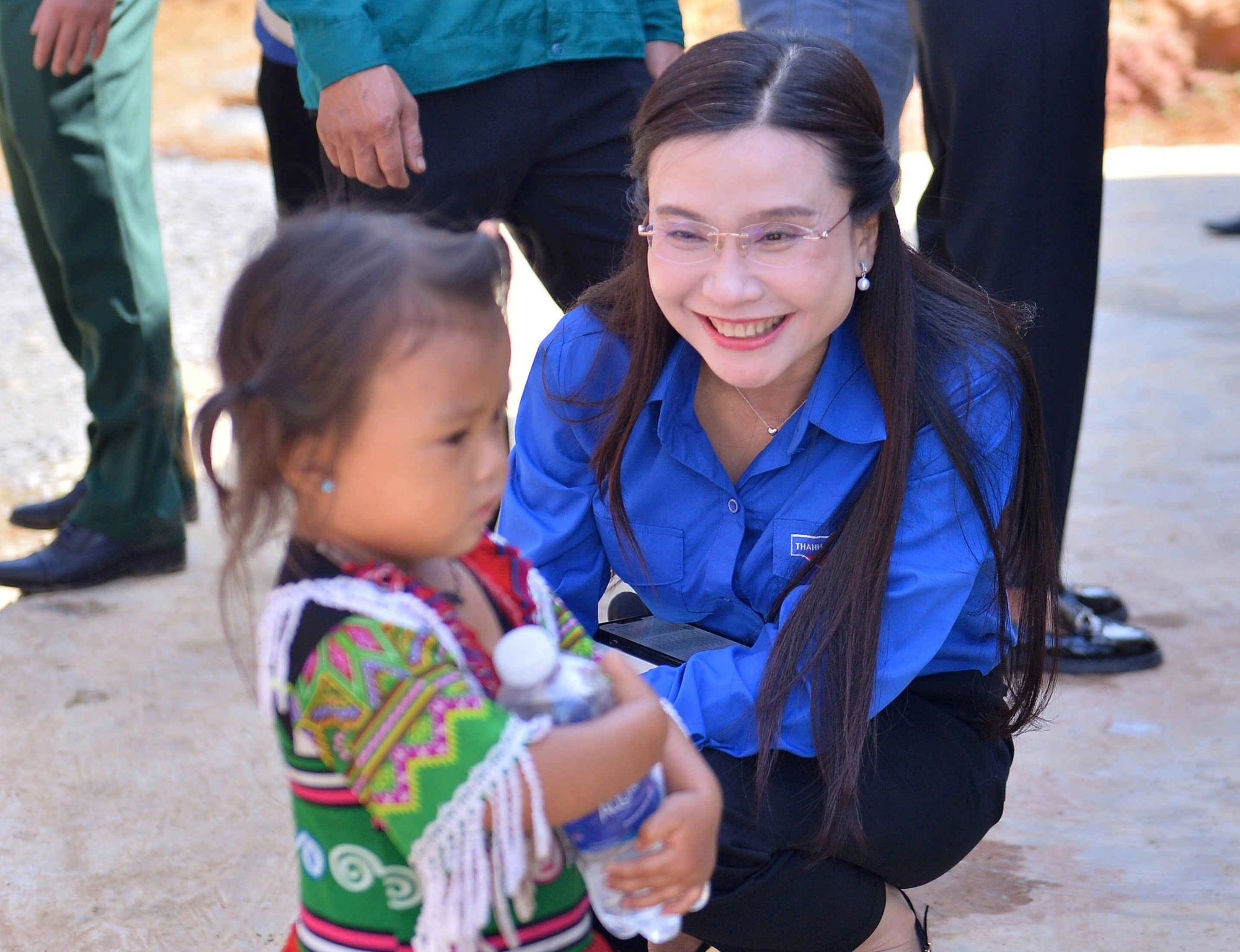 Bí thư T.Ư Đoàn Nguyễn Phạm Duy Trang với các em nhỏ vùng cao xã Y Tý