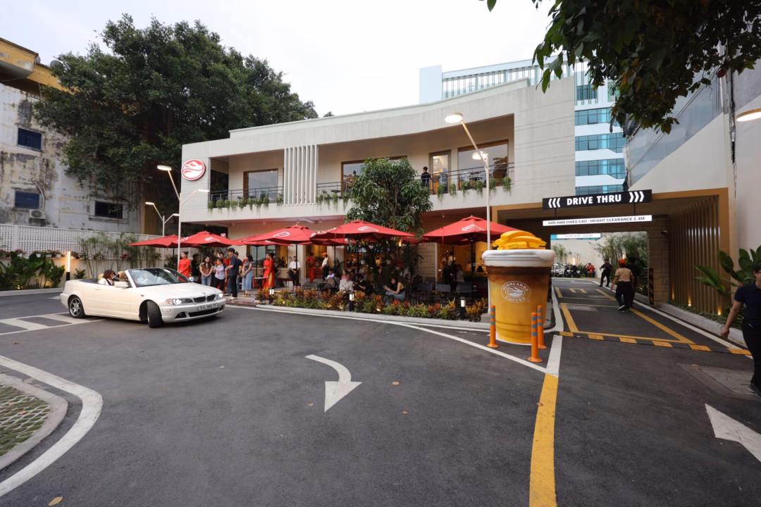 Kinh tế Việt Nam: 6 tháng đầu năm增长 mạnh Người Việt thích lê la cà phê, check-in sống ảo, vì sao Highlands Coffee lại liên tục đầu tư làm cabin ở trạm xăng và drive-thru?- Ảnh 2.
