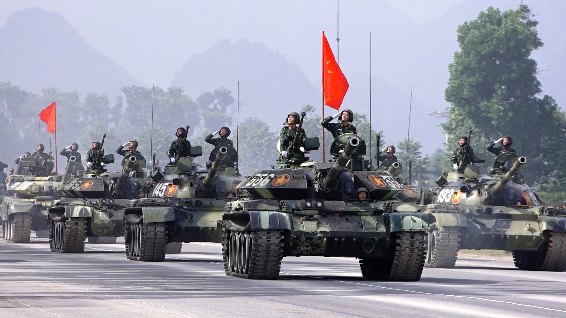 Lần đầu xuất quân, phô diễn sức mạnh của quân đội và công an trong diễu binh Hàng nghìn chiến sĩ hợp luyện lần đầu cùng khí tài quân sự. Video: Lộc Chung