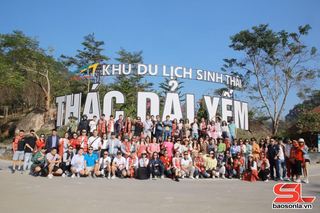 Liên minh Du lịch Best Tour – Mộc Châu: Lan tỏa hình ảnh năng động và mến khách Liên minh Best Tour Mộc Châu tổ chức đoàn Famtrip khảo sát các sản phẩm tại Khu du lịch sinh thái thác Dải Yếm.