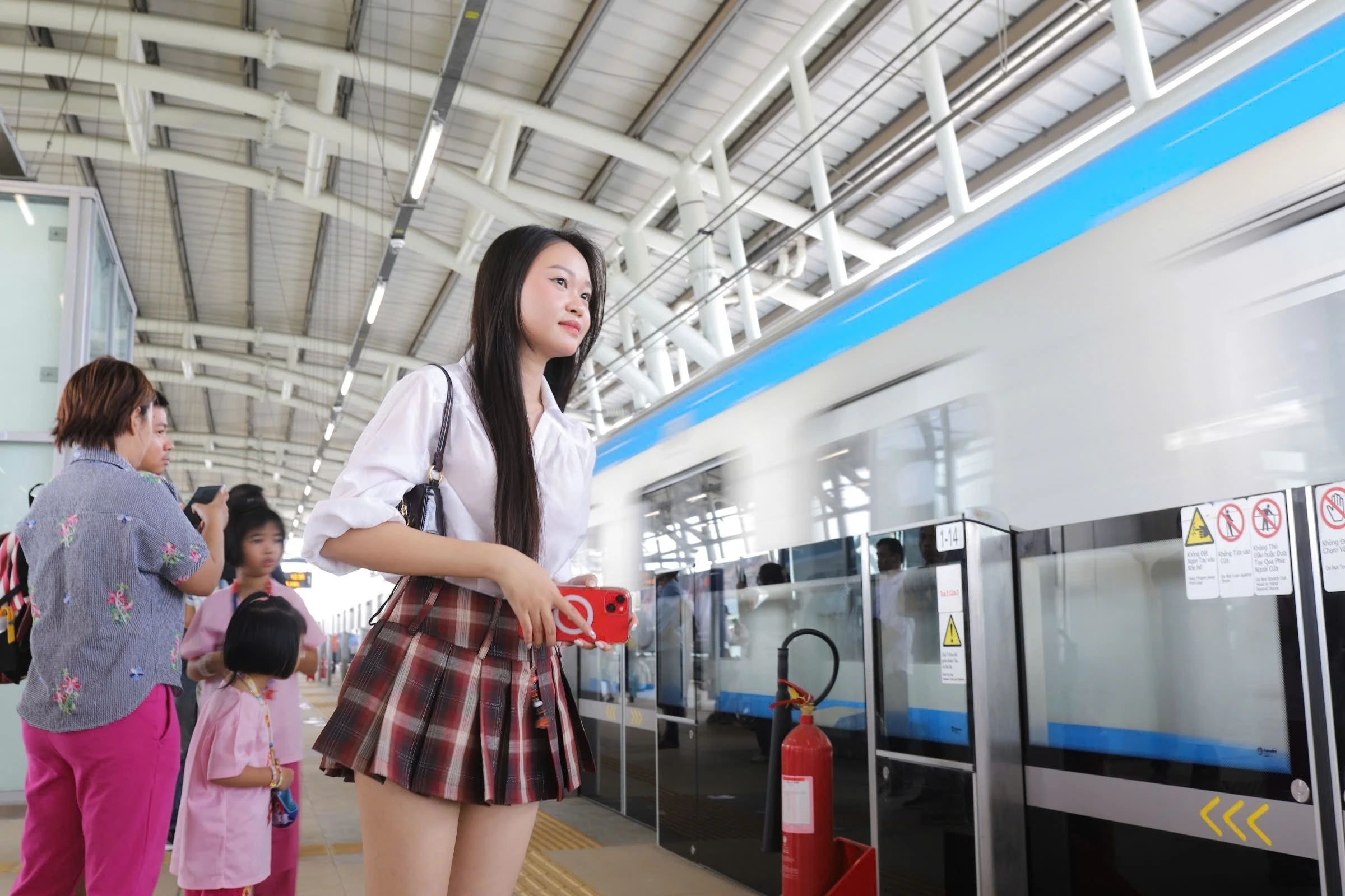 Người trẻ chấp nhận các bất tiện này để đổi lấy lợi ích lớn hơn từ xe công nghệ và phương tiện công cộng. Ảnh minh họa: Quỳnh Danh.