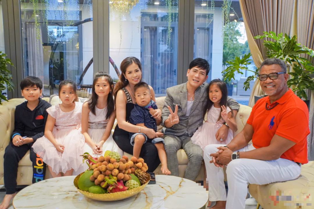 Quách Thành Danh sở hữu villa 35 tỷ đồng ở Thủ Đức, cuộc sống hiện tại ra sao? Quách Thành Danh cùng vợ và 5 con.