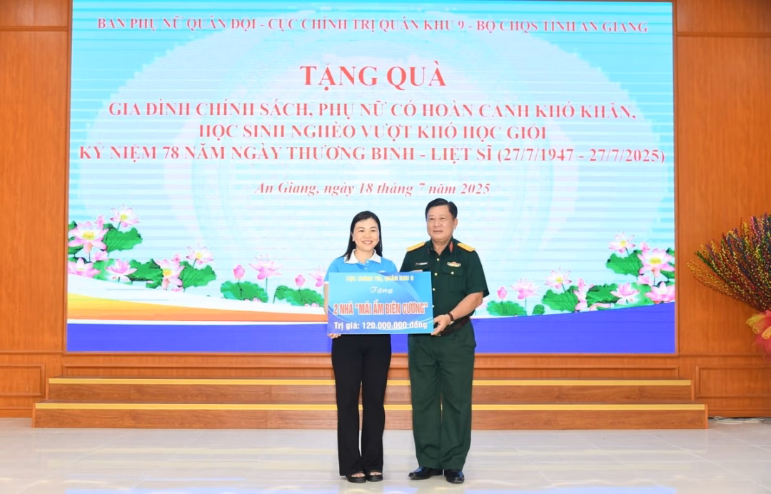 Đại tá Lê Hoàng Giữ, Phó Chủ nhiệm Chính trị Quân khu 9 trao tặng 02 căn nhà “Mái ấm Biên cương”