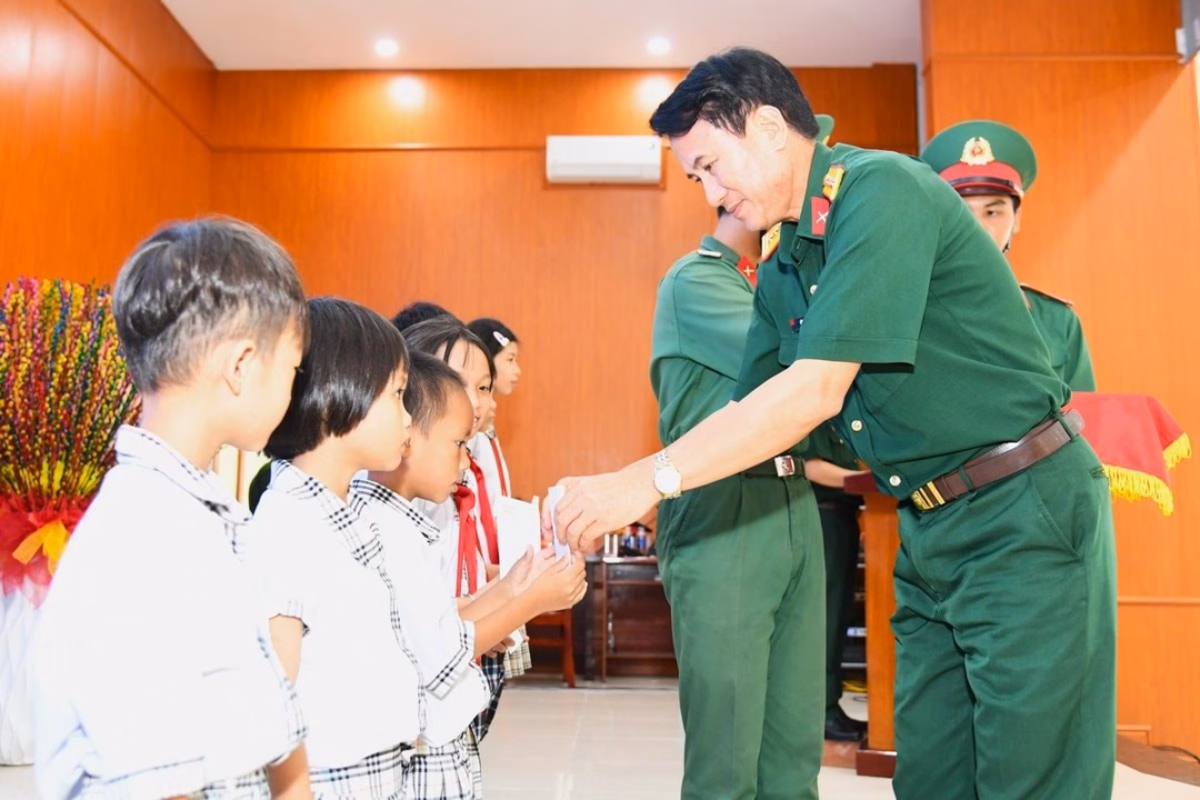 Đại tá Vũ Thế Văn, Phó Chỉ huy trưởng Bộ CHQS tỉnh An Giang trao tặng 15 suất học bổng cho học sinh nghèo vượt khó học giỏi
