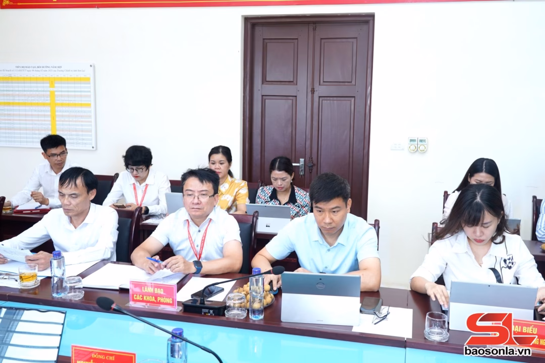 Sơn La đổi mới đào tạo lý luận chính trị bằng thi trắc nghiệm, số hóa quy trình Các đại biểu dự hội thảo.