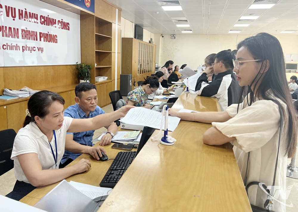 Thái Nguyên đẩy mạnh ứng dụng công nghệ số để phát triển kinh tế bền vững Người dân đến làm thủ tục hành chính tại phường Phan Đình Phùng được giải quyết nhanh gọn, thuận tiện.