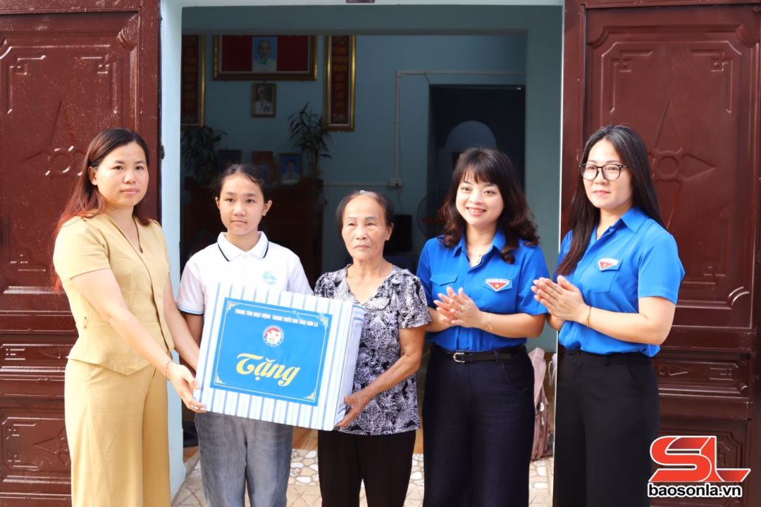 Tỉnh đoàn Yên Bái xây ‘Ngôi nhà hạnh phúc’ tặng học sinh nghèo vươn lên Đơn vị tài trợ và Trung tâm Hoạt động thanh thiếu nhi tỉnh tặng quà cho gia đình em Vũ Linh Chi.
