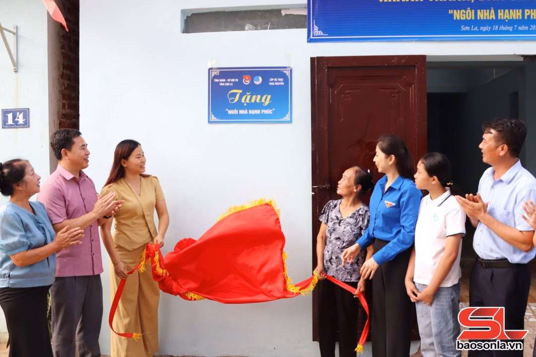 Tỉnh đoàn Yên Bái xây ‘Ngôi nhà hạnh phúc’ tặng học sinh nghèo vươn lên Các đại biểu dự Lễ khánh thành tặng quà cho gia đình em Vũ Linh Chi.