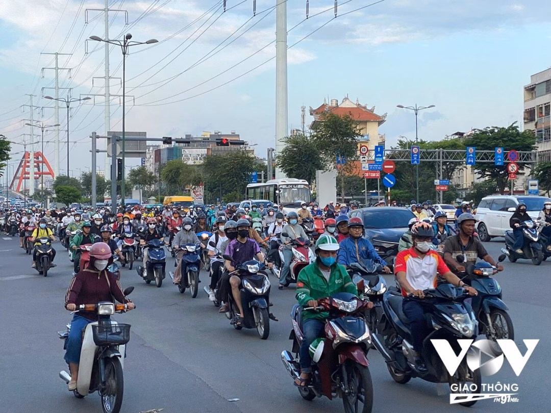Xe máy lấn làn ô tô: ‘Cái chết văn hóa’ trên đường phố Mặc dù cơ quan chức năng đã bố trí phân luồng 1 làn hỗn hợp vào giờ cao điểm thế nhưng xe gắn máy vẫn ngang nhiên lưu thông trên những làn dành riêng cho ô tô