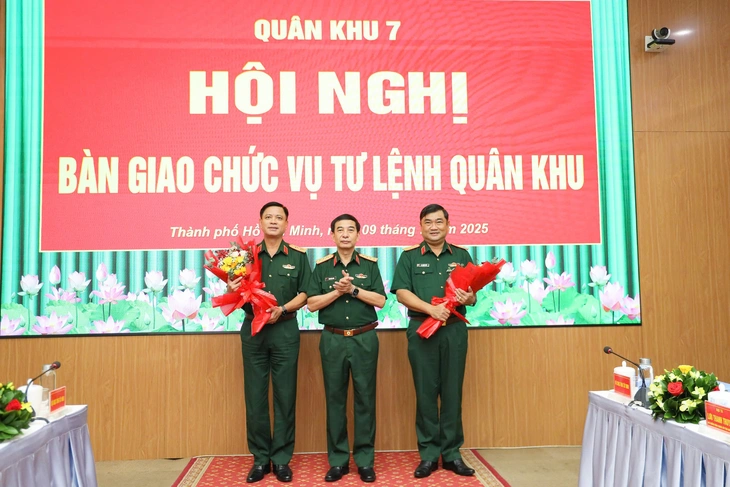 Trung tướng Nguyễn Trường Thắng bàn giao chức vụ tư lệnh Quân khu7 cho Thiếu tướng Lê Xuân Thế