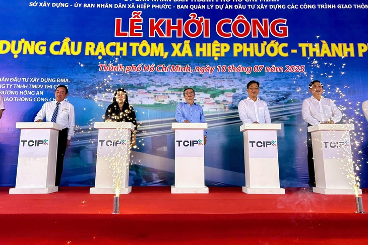 Lãnh đạo địa phương, chủ đầu tư và các đơn vị liên quan thực hiện nghi thức khởi công dự án