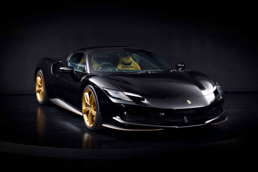 Sự huyền ảo của bầu trời đêm được Ferrari đưa lên tùy chọn màu sơn đen Nero Galaxy. Với 4 lớp sơn, tùy chọn này mang đến hiệu ứng thị giác 3 chiều với hiệu ứng ánh kim.