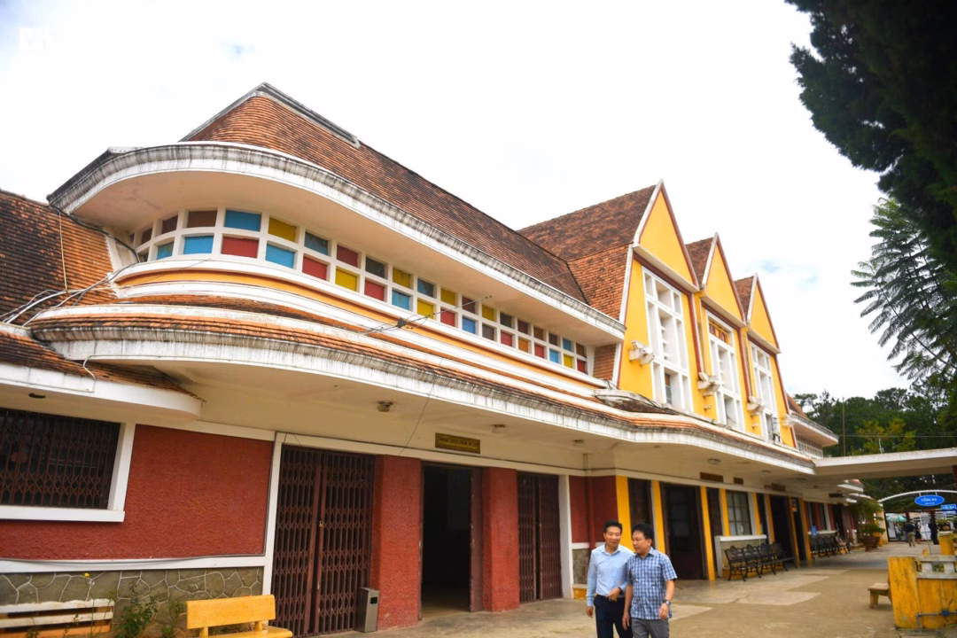 Khám phá ga Đa Lạt – nhà ga độc đáo gần 100 tuổi ở Lâm Đồng Mặt sau ga Đà Lạt được thiết kế với vòm mái uốn cong và những ô cửa nhiều màu sắc đẹp mang đậm chất thiết kế người Pháp.
