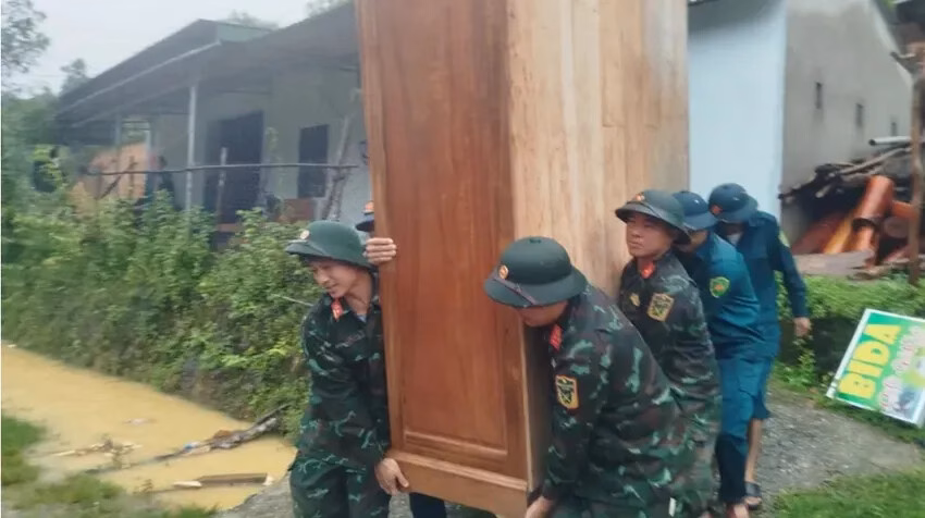 Quân đội ứng phó khẩn cấp với mưa lũ tại Nghệ An