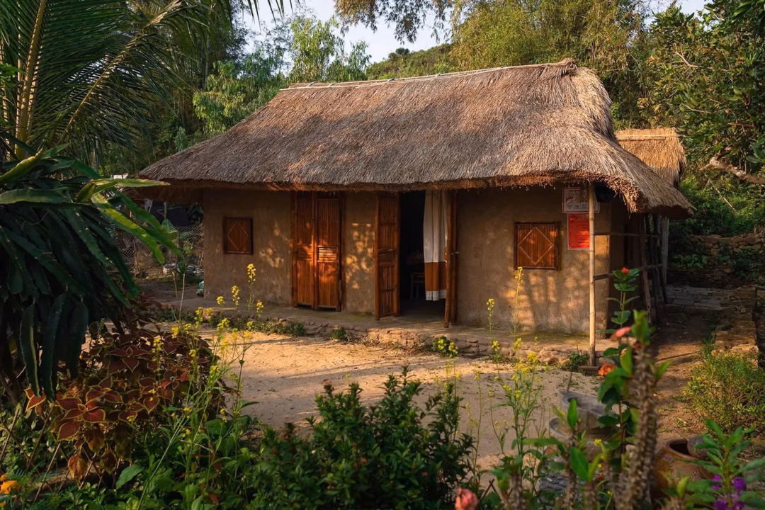 Về Quảng Ngãi, ghé làng Gò Cỏ sống như dân biển Sa Huỳnh Hai năm trước khi nghe tới Gò Cỏ xây dựng mô hình du lịch cộng đồng nhà tranh, anh Nhật quyết tâm tới trải nghiệm. Những ngôi nhà tranh vách đất ở đây rất thoáng mát vì làng nằm sát biển, trưa chiều gió thổi mát rượi, người dân cũng như du khách đều có thể nằm ngủ ở võng trong sân nhà lộng gió. Hai con nhỏ của anh Nhật mới đầu có bất ngờ, “dù có chút bất tiện khó khăn ban đầu nhưng các con hòa nhập rất nhanh, chủ động hòa nhịp với cuộc sống của chủ nhà”.