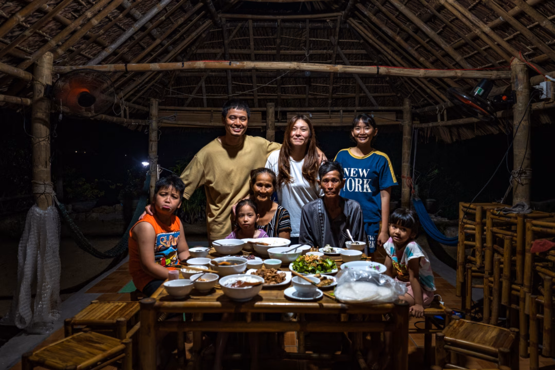 Về Quảng Ngãi, ghé làng Gò Cỏ sống như dân biển Sa Huỳnh Gia đình chọn ở Dứa Rừng homestay nhà cô Đi chú Binh, ngôi nhà sát biển nhất trong làng vì cả gia đình rất mê biển. Homestay ở đây mang đúng nghĩa ban đầu của nó, đó là ngôi nhà dân mở cửa đón khách phương xa. Anh Nhật cho hay, ngôi nhà không có các thiết bị giải trí, gia đình anh không nhiều thời gian ra ngoài khám phá nhưng lại có thêm thời gian ngồi trò chuyện với dân địa phương và nhìn ngắm xung quanh được kỹ hơn.