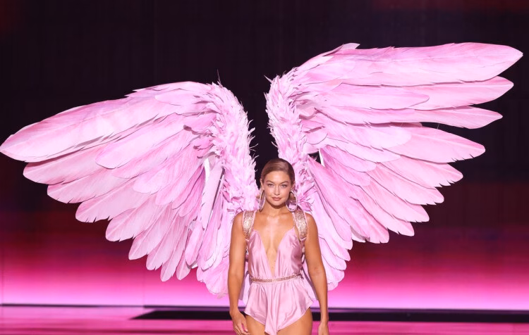 Victoria’s Secret đổi mới chương trình thời trang với sự dẫn dắt của nhà thiết kế Adam Selman