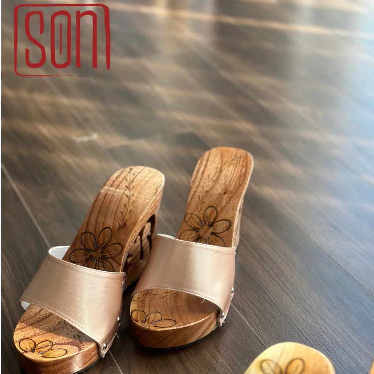 Lựa chọn guốc mộc son quai vải để tôn lên tà áo dài: Những điều cần lưu ý để không bị lỗi mốt