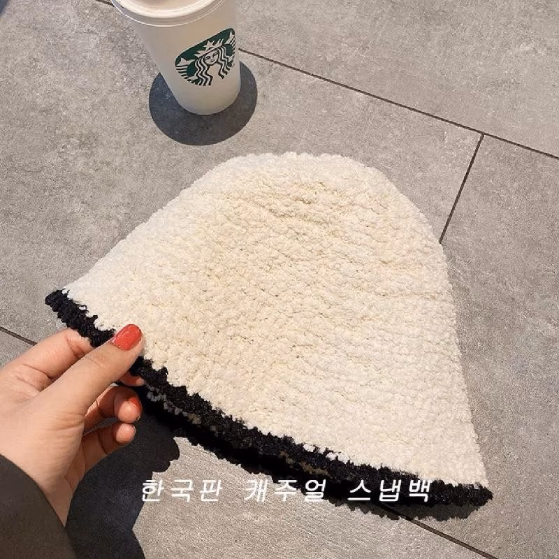 Mũ Bucket Mùa Thu Đông: Lựa Chọn Sai Lầm Của Nhiều Cô Gái Khi Đi Du Lịch Và Cách Chọn Mũ Phù Hợp